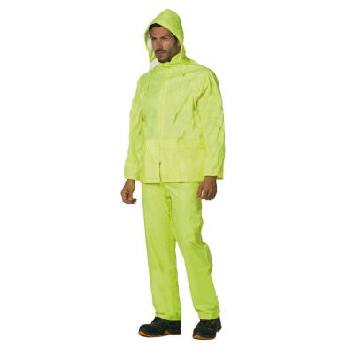 Komplette-regenjacke-und-gelbe-hose