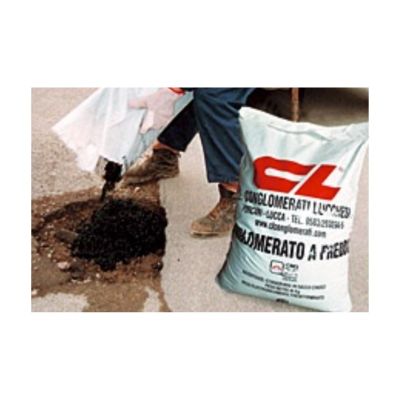 Cold bituminous conglomerate in 25 kg bags for road maintenance
